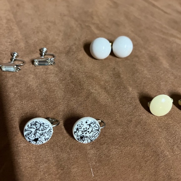 Lot of 14 vintage clip on or screw back earrings. Great condition and designs - Picture 4 of 16